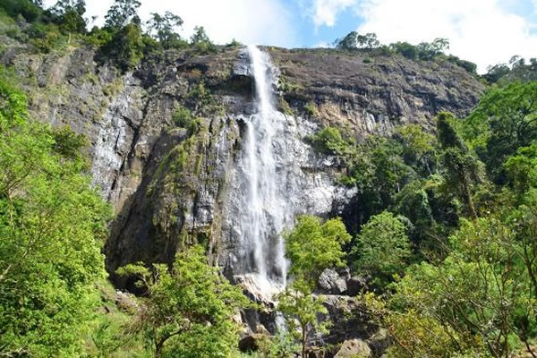 Diyaluma waterfall